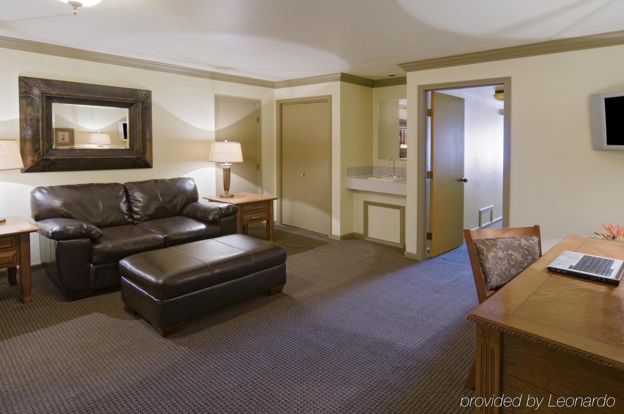 Fort Hays Inn Room photo